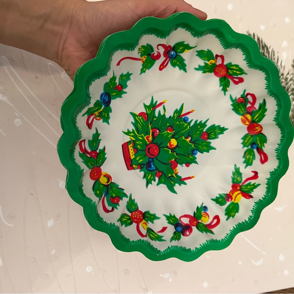 Christmas Vintage Plates Plastic set of 6 - Picture 10 of 13